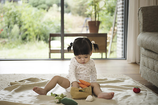 포토 JPG 전신 응시 여자 거실 채소 놀이 실내 한명 앉기 앞모습 장난감 이불 한국인 아기 여자아기한명만 국내포토 1 시선 뷰포인트 침구 모션 사람 동양인 내부 여자한명만 여자아기만 파일형식