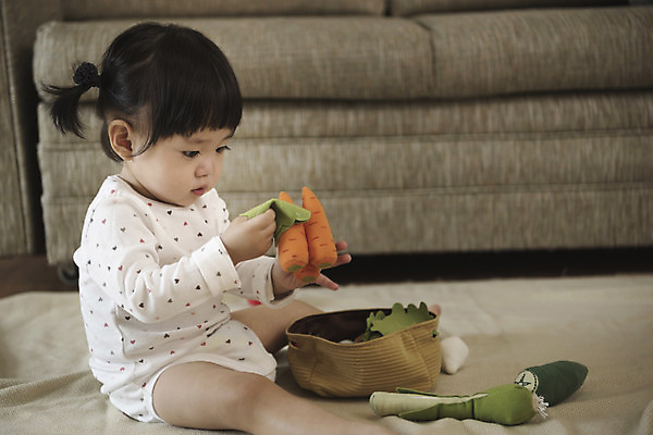 포토 JPG 전신 응시 여자 거실 채소 놀이 실내 한명 앉기 옆모습 장난감 한국인 아기 집중 여자아기한명만 국내포토 1 시선 뷰포인트 컨셉 모션 사람 동양인 내부 여자한명만 여자아기만 파일형식