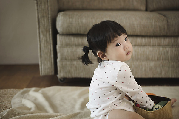 포토 JPG 응시 여자 거실 놀이 실내 한명 앉기 상반신 옆모습 장난감 한국인 아기 여자아기한명만 국내포토 1 시선 뷰포인트 모션 사람 동양인 내부 여자한명만 여자아기만 파일형식