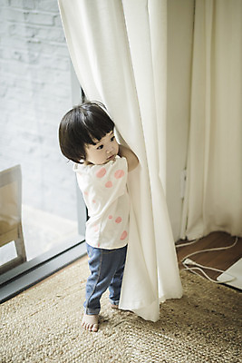 포토 JPG 전신 응시 여자 장난 실내 한명 서기 옆모습 한국인 아기 커튼 여자아기한명만 국내포토 1 시선 뷰포인트 모션 사람 동양인 내부 여자한명만 여자아기만 파일형식