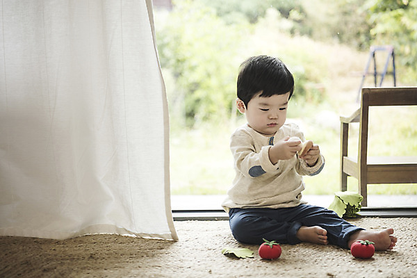 포토 JPG 전신 남자 거실 채소 놀이 실내 한명 앉기 앞모습 장난감 한국인 아기 집중 남자아기한명만 국내포토 1 뷰포인트 컨셉 모션 사람 동양인 내부 남자한명만 남자아기만 파일형식