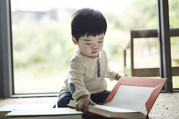포토 JPG 남자 거실 실내 한명 앉기 상반신 앞모습 독서 한국인 아기 집중 남자아기한명만 국내포토 1 뷰포인트 컨셉 모션 사람 동양인 내부 남자한명만 남자아기만 파일형식