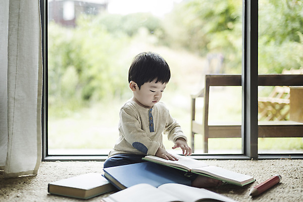 포토 JPG 전신 남자 거실 실내 한명 앉기 앞모습 독서 연필 한국인 아기 남자아기한명만 국내포토 1 뷰포인트 모션 학용품 사람 동양인 내부 필기구 남자한명만 남자아기만 파일형식