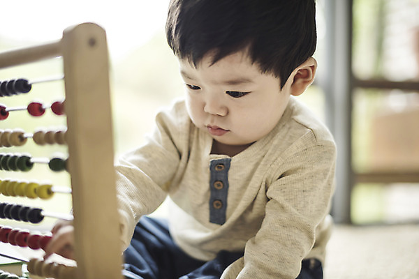 포토 JPG 남자 놀이 실내 한명 앉기 상반신 앞모습 한국인 아기 집중 남자아기한명만 국내포토 1 뷰포인트 컨셉 모션 사람 동양인 내부 남자한명만 남자아기만 파일형식