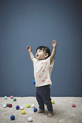 포토 JPG 전신 여자 공 놀이 실내 한명 서기 옆모습 장난감 만세 한국인 아기 즐거움 여자아기한명만 국내포토 1 감정 뷰포인트 모션 사람 동양인 내부 여자한명만 여자아기만 파일형식