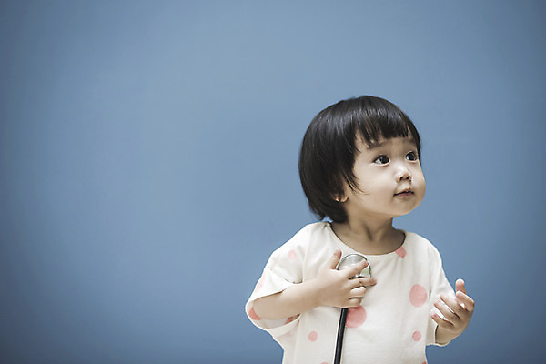 포토 JPG 응시 여자 청진기 실내 한명 서기 들기 상반신 옆모습 만지기 한국인 아기 병원놀이 여자아기한명만 국내포토 1 시선 뷰포인트 의료기기 모션 놀이 사람 동양인 내부 여자한명만 여자아기만 파일형식