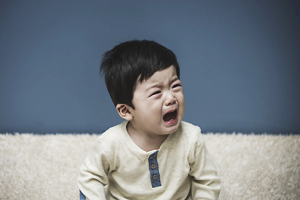 포토 JPG 남자 실내 한명 앉기 상반신 앞모습 한국인 아기 울음 남자아기한명만 국내포토 1 뷰포인트 모션 표정 사람 동양인 내부 남자한명만 남자아기만 파일형식