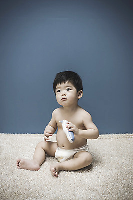 포토 JPG 전신 남자 실내 한명 앉기 앞모습 한국인 아기 체온계 귀체온계 남자아기한명만 국내포토 1 뷰포인트 모션 사람 동양인 내부 온도계 남자한명만 남자아기만 파일형식