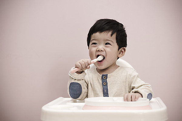 포토 JPG 남자 실내 한명 웃음 앉기 상반신 앞모습 한국인 아기 먹기 즐거움 이유식 남자아기한명만 국내포토 1 감정 음식 뷰포인트 모션 표정 사람 동양인 내부 남자한명만 남자아기만 파일형식