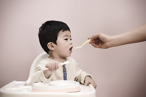 포토 JPG 남자 실내 한명 앉기 상반신 앞모습 한국인 아기 먹기 이유식 남자아기한명만 국내포토 1 음식 뷰포인트 모션 사람 동양인 내부 남자한명만 남자아기만 파일형식