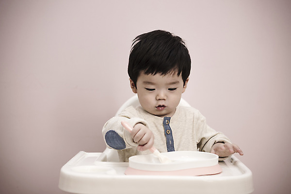 포토 JPG 남자 실내 한명 앉기 상반신 앞모습 한국인 아기 먹기 집중 이유식 남자아기한명만 국내포토 1 음식 뷰포인트 컨셉 모션 사람 동양인 내부 남자한명만 남자아기만 파일형식