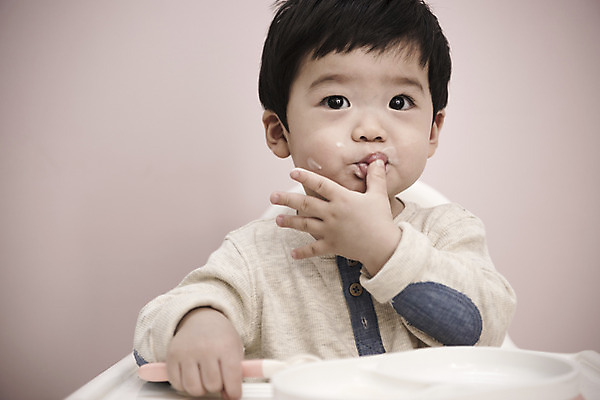 포토 JPG 응시 남자 손가락 실내 한명 앉기 상반신 앞모습 한국인 아기 먹기 이유식 남자아기한명만 국내포토 1 손 시선 음식 뷰포인트 모션 사람 동양인 내부 남자한명만 남자아기만 파일형식