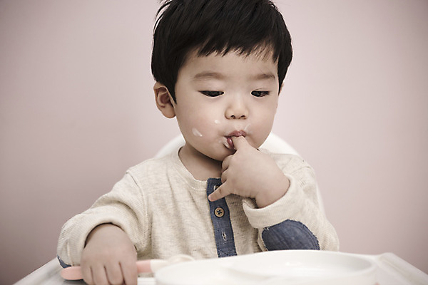 포토 JPG 응시 남자 손가락 실내 한명 앉기 상반신 앞모습 한국인 아기 빨다 남자아기한명만 국내포토 1 손 시선 뷰포인트 모션 사람 동양인 내부 남자한명만 남자아기만 파일형식
