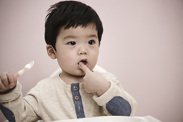 포토 JPG 응시 남자 손가락 실내 한명 앉기 상반신 앞모습 한국인 아기 빨다 집중 남자아기한명만 국내포토 1 손 시선 뷰포인트 컨셉 모션 사람 동양인 내부 남자한명만 남자아기만 파일형식