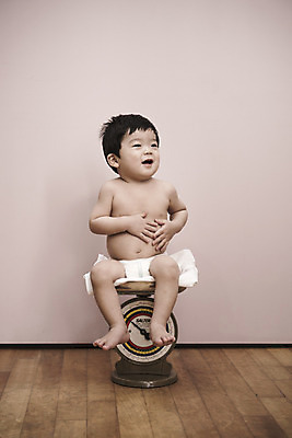 포토 JPG 전신 응시 남자 실내 저울 한명 웃음 앉기 앞모습 한국인 아기 남자아기한명만 국내포토 1 시선 뷰포인트 모션 표정 사람 동양인 내부 남자한명만 남자아기만 파일형식