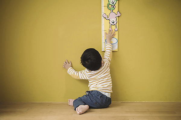 포토 JPG 전신 남자 실내 한명 앉기 뒷모습 한국인 아기 키재기 신장계 남자아기한명만 국내포토 1 뷰포인트 모션 사람 동양인 내부 측정 키_신체 남자한명만 남자아기만 파일형식