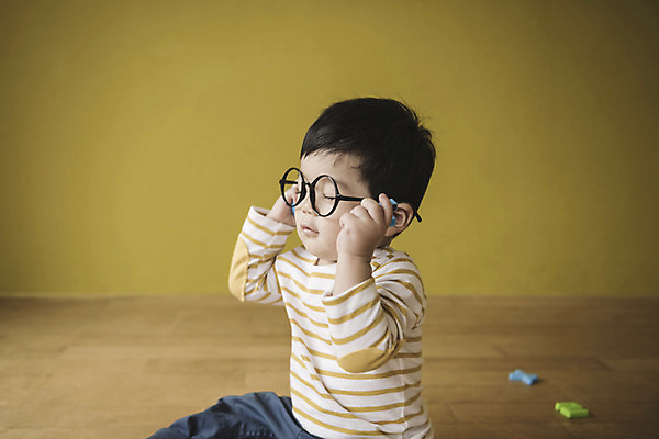 포토 JPG 남자 안경 실내 한명 앉기 상반신 옆모습 단어 장난감 눈감음 한국인 아기 쓰는 남자아기한명만 국내포토 문자 1 잡화 뷰포인트 모션 사람 동양인 내부 남자한명만 남자아기만 파일형식