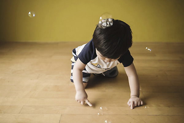 포토 JPG 응시 남자 수영복 실내 한명 상반신 앞모습 한국인 가리킴 아기 비눗방울 집중 남자아기한명만 국내포토 1 시선 옷 뷰포인트 컨셉 사람 동양인 손짓 내부 남자한명만 남자아기만 파일형식