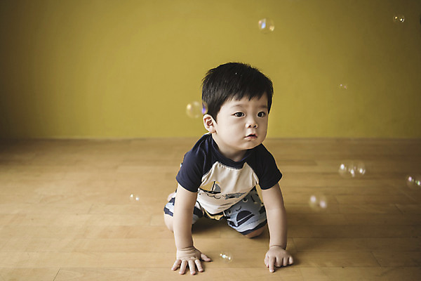 포토 JPG 응시 남자 수영복 실내 한명 앉기 상반신 앞모습 한국인 아기 비눗방울 집중 남자아기한명만 국내포토 1 시선 옷 뷰포인트 컨셉 모션 사람 동양인 내부 남자한명만 남자아기만 파일형식