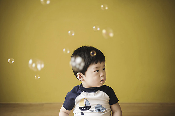 포토 JPG 남자 수영복 실내 한명 앉기 상반신 앞모습 한국인 아기 비눗방울 집중 남자아기한명만 국내포토 1 옷 뷰포인트 컨셉 모션 사람 동양인 내부 남자한명만 남자아기만 파일형식