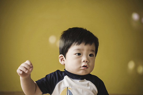 포토 JPG 남자 수영복 실내 한명 앉기 상반신 앞모습 한국인 아기 비눗방울 집중 남자아기한명만 국내포토 1 옷 뷰포인트 컨셉 모션 사람 동양인 내부 남자한명만 남자아기만 파일형식