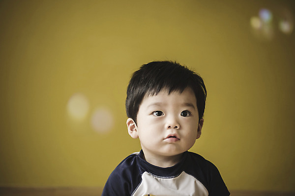 포토 JPG 남자 수영복 실내 한명 앉기 상반신 앞모습 한국인 아기 비눗방울 집중 남자아기한명만 국내포토 1 옷 뷰포인트 컨셉 모션 사람 동양인 내부 남자한명만 남자아기만 파일형식