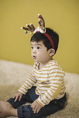 포토 JPG 전신 응시 남자 크리스마스 실내 한명 앉기 옆모습 한국인 아기 루돌프머리띠 남자아기한명만 국내포토 1 시선 기념일 뷰포인트 모션 사람 동양인 내부 머리띠 남자한명만 남자아기만 파일형식