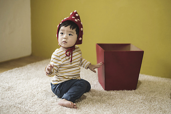 포토 JPG 전신 모자 응시 남자 크리스마스 실내 한명 앉기 앞모습 선물상자 한국인 아기 남자아기한명만 국내포토 1 시선 잡화 기념일 뷰포인트 모션 선물 사람 동양인 내부 상자 남자한명만 남자아기만 파일형식