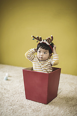 포토 JPG 남자 실내 무표정 한명 앉기 상반신 앞모습 선물상자 만지기 한국인 아기 들어가기 루돌프머리띠 여자아기한명만 국내포토 1 감정 뷰포인트 모션 표정 선물 사람 동양인 내부 상자 머리띠 여자한명만 여자아기만 파일형식