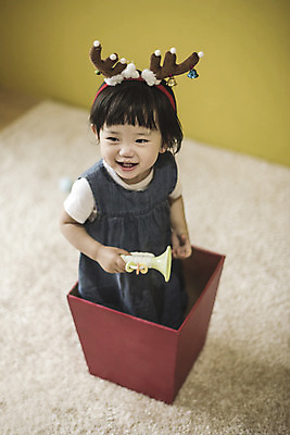 포토 JPG 여자 실내 한명 서기 웃음 들기 상반신 앞모습 상자 장난감 한국인 아기 나팔 들어가기 루돌프머리띠 여자아기한명만 국내포토 1 악기 뷰포인트 모션 표정 사람 동양인 내부 머리띠 여자한명만 여자아기만 파일형식