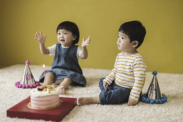 포토 JPG 전신 응시 여자 남자 팔벌리기 실내 웃음 앉기 손짓 두명 앞모습 옆모습 케이크 고깔모자 한국인 아기 생일파티 아기만 국내포토 모자_잡화 시선 뷰포인트 모션 디저트 표정 사람 동양인 내부 생일 파일형식