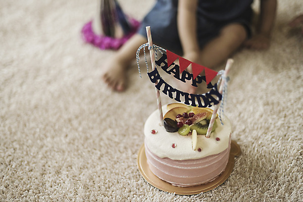 포토 JPG 여자 실내 한명 앞모습 아웃포커스 신체부위 한국인 하반신 아기 생일케이크 해피버스데이 여자아기한명만 국내포토 1 뷰포인트 촬영기법 사람 동양인 내부 케이크 생일 여자한명만 여자아기만 파일형식