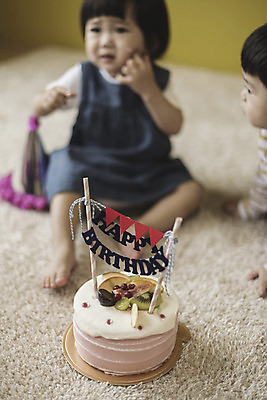 포토 JPG 전신 여자 남자 실내 앉기 두명 앞모습 케이크 고깔모자 한국인 아기 생일파티 울상 아기만 국내포토 모자_잡화 뷰포인트 모션 디저트 사람 동양인 내부 생일 파일형식