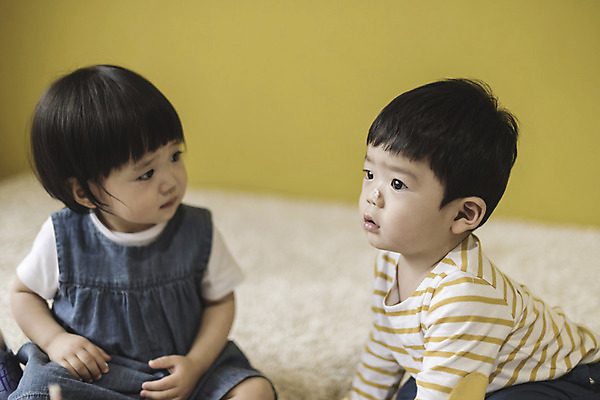 포토 JPG 응시 여자 남자 실내 앉기 상반신 두명 옆모습 한국인 아기 아기만 국내포토 시선 뷰포인트 모션 사람 동양인 내부 파일형식