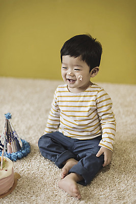 포토 JPG 전신 남자 실내 한명 웃음 앉기 앞모습 케이크 고깔모자 한국인 아기 생일파티 생크림 남자아기한명만 국내포토 모자_잡화 1 뷰포인트 모션 디저트 표정 사람 동양인 내부 생일 크림 남자한명만 남자아기만 파일형식