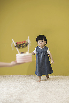 포토 JPG 전신 응시 여자 실내 한명 서기 앞모습 아웃포커스 걷기 한국인 아기 생일파티 생일케이크 집중 여자아기한명만 국내포토 1 시선 뷰포인트 컨셉 모션 촬영기법 사람 동양인 내부 케이크 생일 여자한명만 여자아기만 파일형식