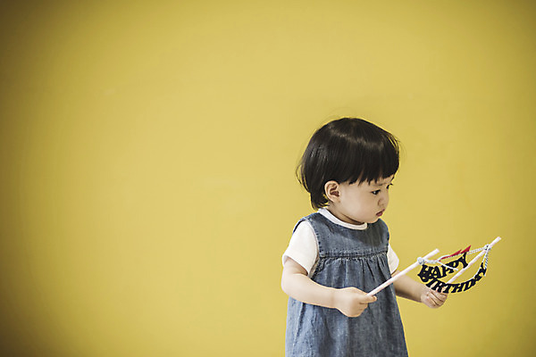 포토 JPG 여자 실내 한명 서기 들기 상반신 옆모습 한국인 아기 생일파티 집중 가랜드 해피버스데이 여자아기한명만 국내포토 1 뷰포인트 컨셉 모션 사람 동양인 내부 생일 파티용품 여자한명만 여자아기만 파일형식