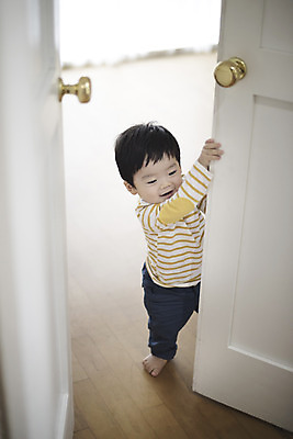 포토 JPG 전신 남자 장난 실내 한명 서기 웃음 앞모습 문 한국인 아기 남자아기한명만 국내포토 1 뷰포인트 모션 표정 사람 동양인 내부 남자한명만 남자아기만 파일형식