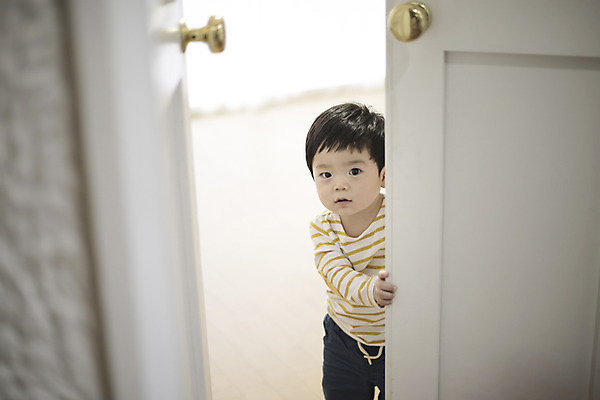 포토 JPG 응시 남자 장난 실내 한명 서기 상반신 앞모습 문 한국인 아기 잡기 남자아기한명만 국내포토 1 시선 뷰포인트 모션 사람 동양인 내부 남자한명만 남자아기만 파일형식