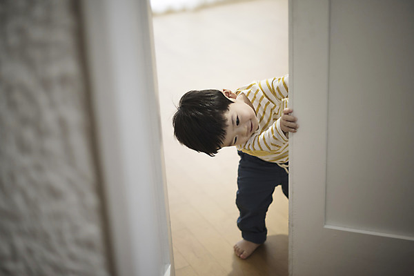 포토 JPG 전신 응시 남자 장난 실내 한명 서기 웃음 옆모습 문 한국인 아기 잡기 남자아기한명만 국내포토 1 시선 뷰포인트 모션 표정 사람 동양인 내부 남자한명만 남자아기만 파일형식