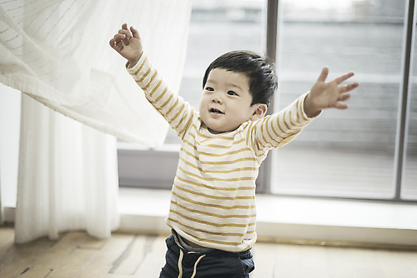 포토 JPG 남자 장난 팔벌리기 실내 한명 웃음 앉기 상반신 앞모습 한국인 아기 커튼 남자아기한명만 국내포토 1 뷰포인트 모션 표정 사람 동양인 내부 남자한명만 남자아기만 파일형식