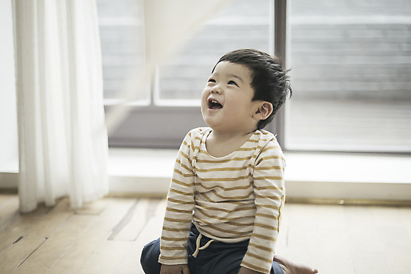 포토 JPG 남자 장난 실내 한명 웃음 앉기 상반신 앞모습 한국인 아기 커튼 남자아기한명만 국내포토 1 뷰포인트 모션 표정 사람 동양인 내부 남자한명만 남자아기만 파일형식