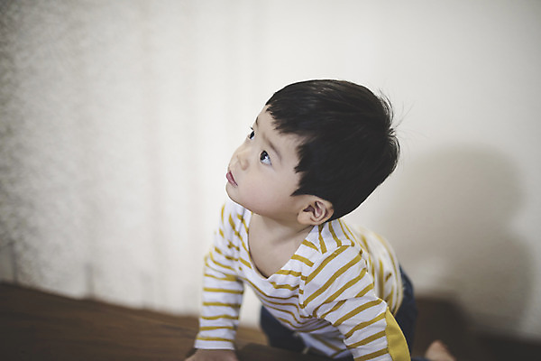 포토 JPG 남자 실내 한명 앉기 상반신 옆모습 계단 한국인 아기 집중 기어가기 남자아기한명만 국내포토 1 뷰포인트 컨셉 모션 사람 동양인 내부 남자한명만 남자아기만 파일형식