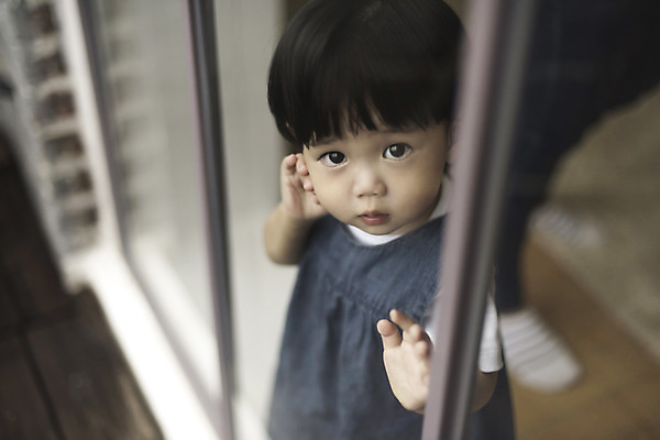 포토 JPG 응시 여자 창문 실내 한명 서기 상반신 앞모습 기댐 한국인 아기 여자아기한명만 국내포토 1 시선 뷰포인트 모션 사람 동양인 내부 여자한명만 여자아기만 파일형식