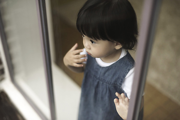 포토 JPG 응시 여자 실내 한명 서기 상반신 옆모습 한국인 아기 창밖 여자아기한명만 국내포토 1 시선 뷰포인트 창문 모션 사람 동양인 내부 여자한명만 여자아기만 파일형식