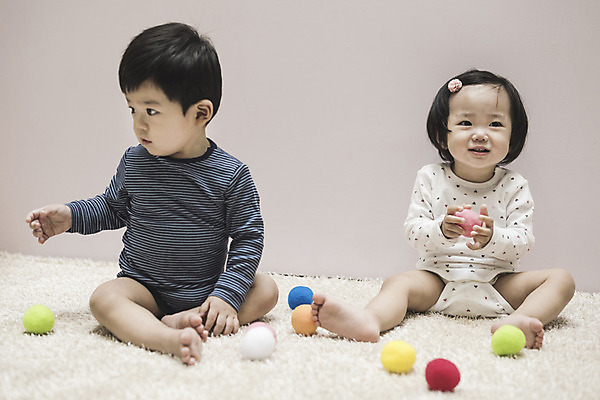 포토 JPG 전신 여자 남자 공 놀이 실내 웃음 앉기 두명 앞모습 장난감 한국인 아기 유아용 바디슈트 아기만 국내포토 뷰포인트 모션 표정 사람 동양인 내부 파일형식