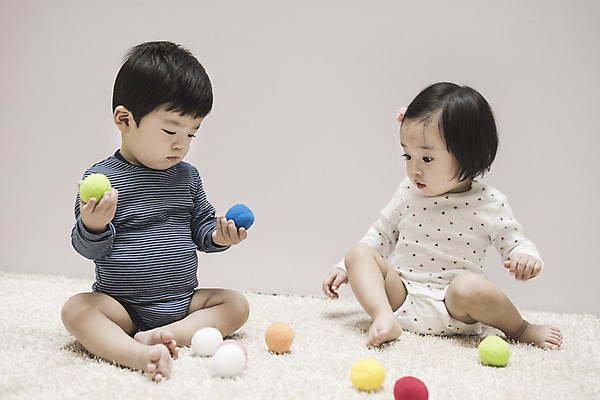포토 JPG 전신 여자 남자 공 놀이 실내 앉기 두명 옆모습 장난감 놀람 한국인 아기 집중 유아용 바디슈트 아기만 국내포토 감정 뷰포인트 컨셉 모션 표정 사람 동양인 내부 파일형식