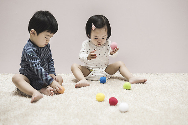 포토 JPG 전신 여자 남자 공 실내 앉기 두명 앞모습 옆모습 장난감 만지기 한국인 아기 집중 교구 공놀이 유아용 바디슈트 아기만 교보재 국내포토 교육 뷰포인트 컨셉 모션 놀이 사람 동양인 내부 교육용품 파일형식