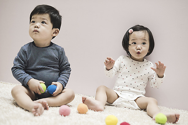 포토 JPG 전신 응시 여자 남자 공 놀이 실내 앉기 두명 앞모습 장난감 한국인 아기 유아용 바디슈트 아기만 국내포토 시선 뷰포인트 모션 사람 동양인 내부 파일형식