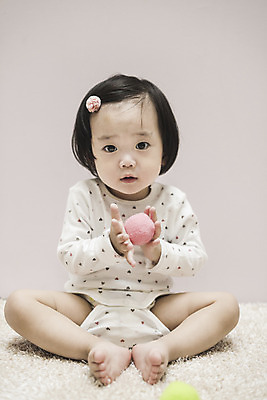 포토 JPG 전신 응시 여자 공 놀이 실내 한명 앉기 앞모습 장난감 한국인 아기 여자아기한명만 국내포토 1 시선 뷰포인트 모션 사람 동양인 내부 여자한명만 여자아기만 파일형식